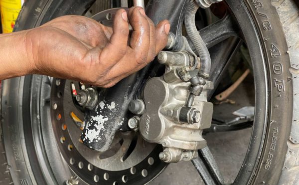 Thắng đĩa bị bó là một hiện tượng khá phổ biến trên xe máy khi sử dụng phanh dầu