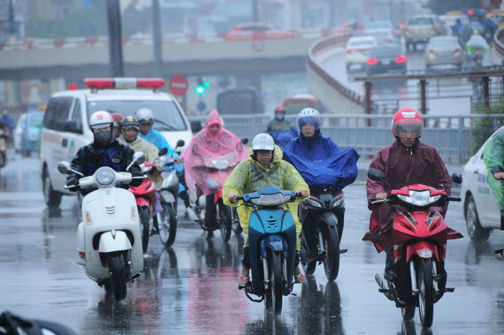 Sử dụng áo mưa phù hợp để điều khiển xe máy an toàn khi trời mưa