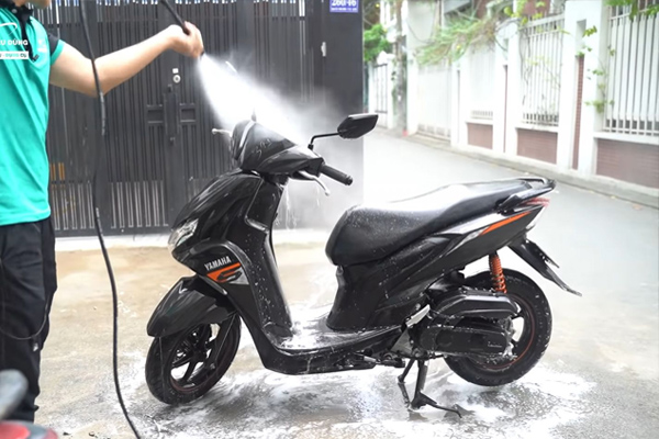 Rửa xe ngay ngay sau khi trời mưa giúp đảm bảo động cơ luôn hoạt động ở điều kiện tốt nhất